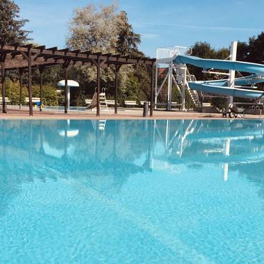 Schwimmbecken und Rutsche im Freibad Lüderitz